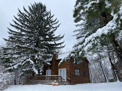 Winter Wooded Wonderland w/hot tub! @ FLX Winery