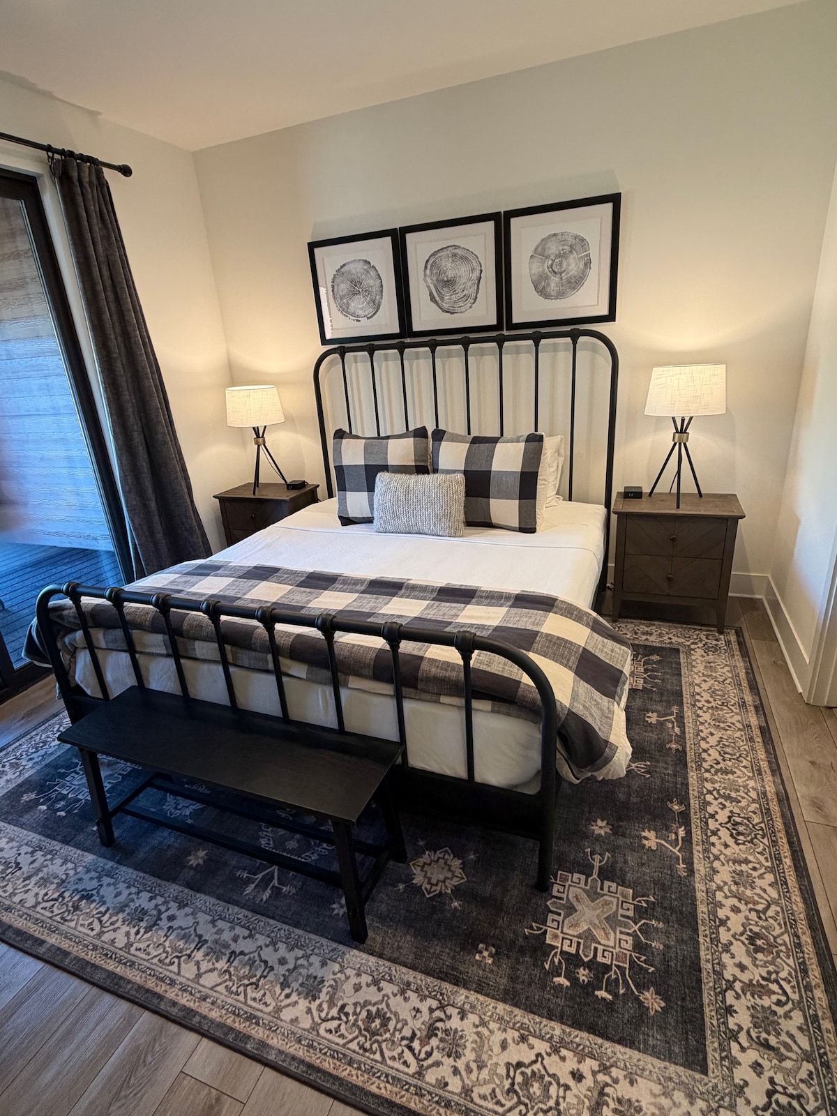 غرفة نوم أساسية في الطابق السفلي (سرير كينج) مع حمام كامل داخلي