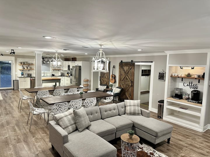 Lyric Retreat - Sleeps 23 W Pool - Fairview, TN
