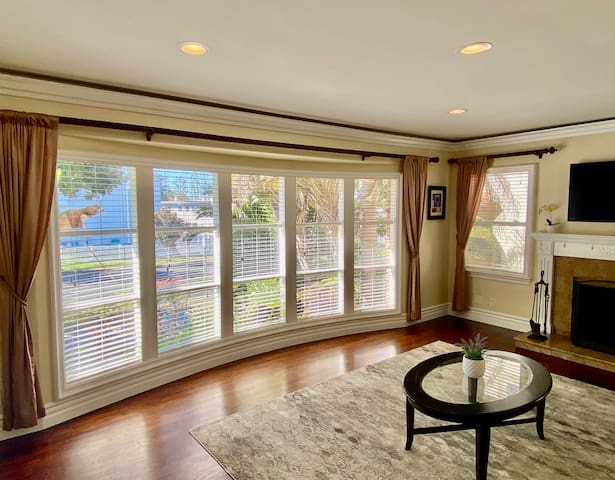 Beach Home Spacious Stylish, Enjoy the good life !