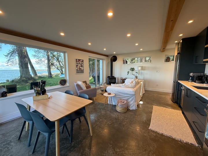 Salt Oceanfront Cottage! - 갈리아노 섬