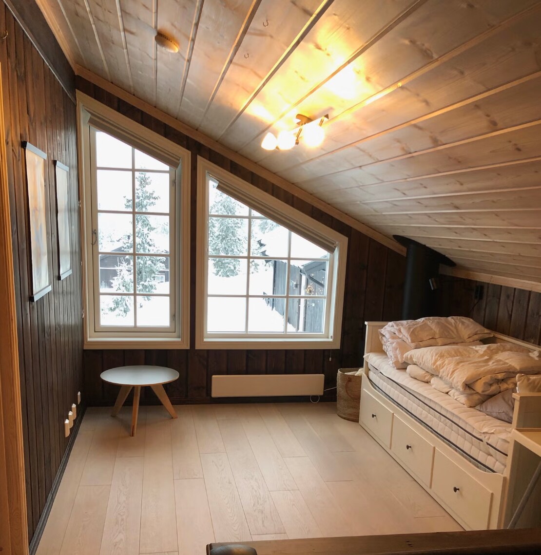 Дневна соба во поткровје со кревет на спуштање за две лица (IKEA Hemnes)