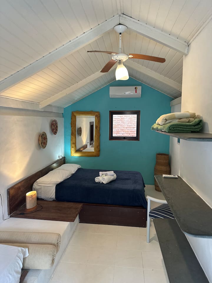 חדר שינה מעולה ומקסים עם מיטה זוגית ומיטת יחיד. מיזוג אוויר ומאוורר תקרה. חדר רחצה בקומת הקרקע.