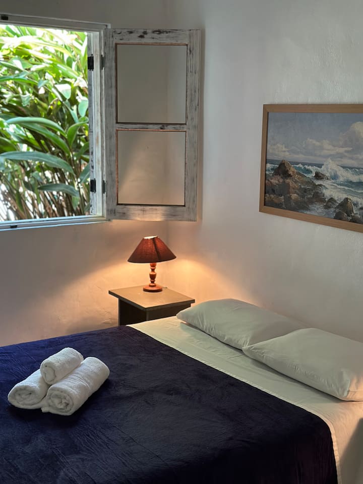 סוויטה נקייה וחוף, עם מיזוג אוויר ומאוורר תקרה. אהיל עם אורות צהובים לתחושה של נוחות לפני השינה. 