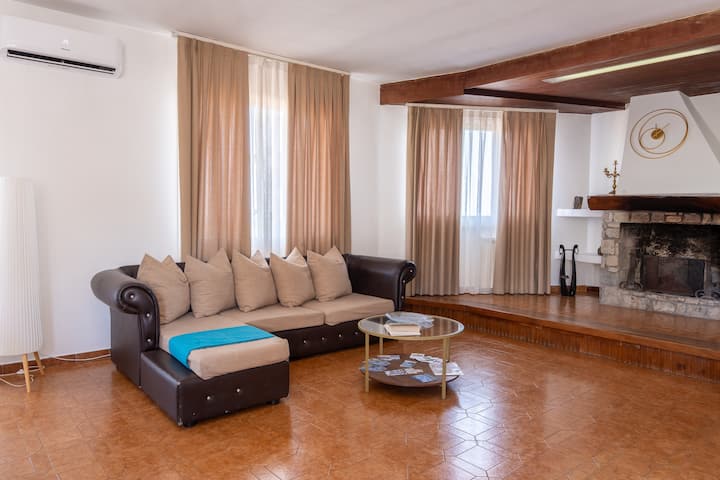 Villa del Pino, sleeps 13, 10 minutes from the sea
