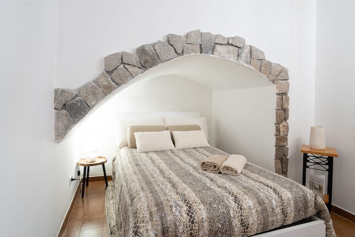 غرفة نوم في الطابق الأرضي، سرير ونصف