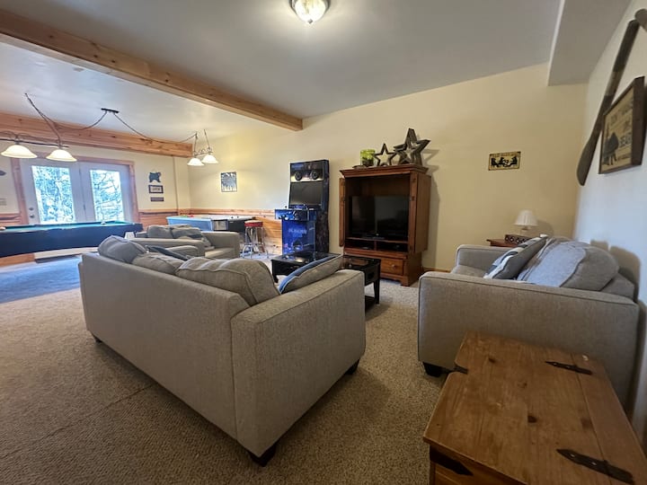 Ჩვენს სათამაშო ოთახში არის საჰაერო ჰოკეი, არკადული აპარატი, აუზი და Roku TV. Არსებობს DVD/ბუნდოვანი დამკვრელი ფილმების მყარი ბიბლიოთეკით. Ჩვენ ასევე გვაქვს თქვენი Nintendo Switch-ის დასაკავშირებლად.  Ამ ოთახში, ასევე, არის გასაშლელი დივანი. 