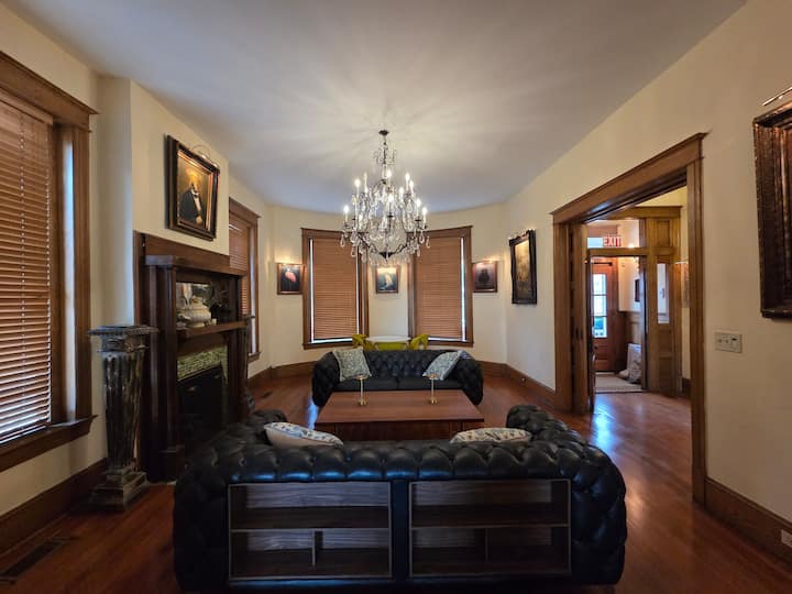 Large Victorian Mini Mansion - Washington