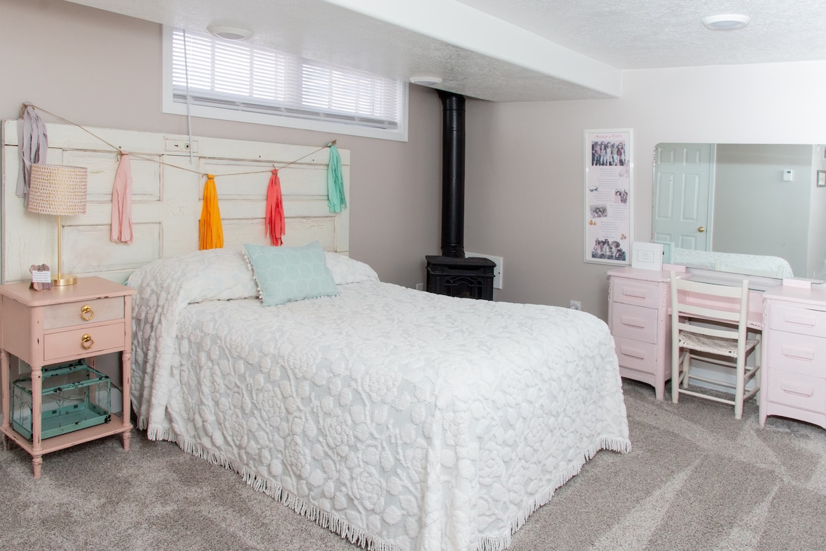 Posteľ v plnej veľkosti. Toaletný papier so zrkadlom. Útulný plynový krb.