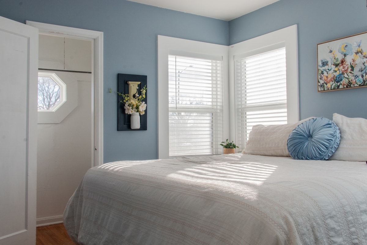 Hlavná spálňa na poschodí s manželskou posteľou King