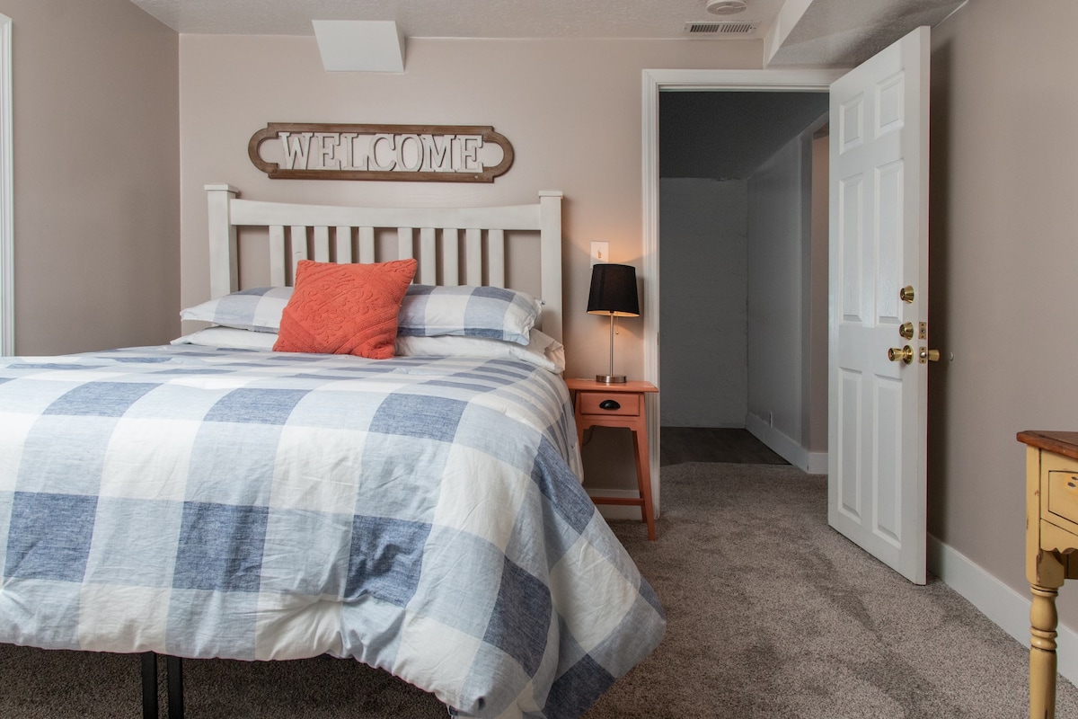 Veľká manželská posteľ. Toaletný papier so zrkadlom.