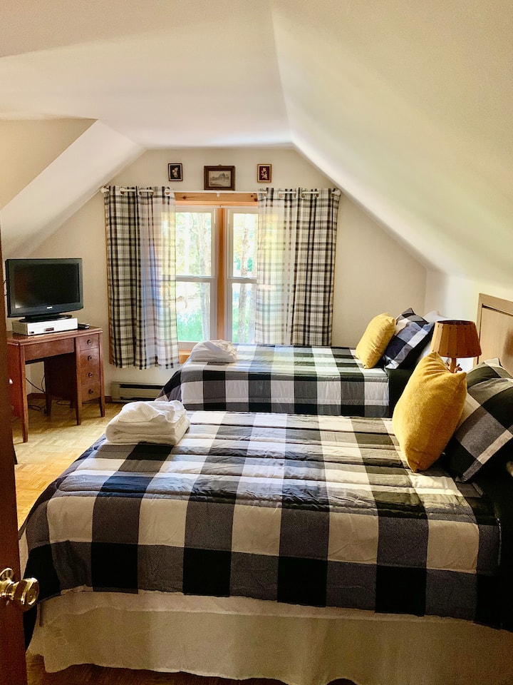 二楼有两张单人床。