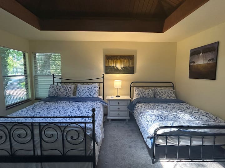 Malkia na kitanda kamili kilicho na bafu la kujitegemea.  