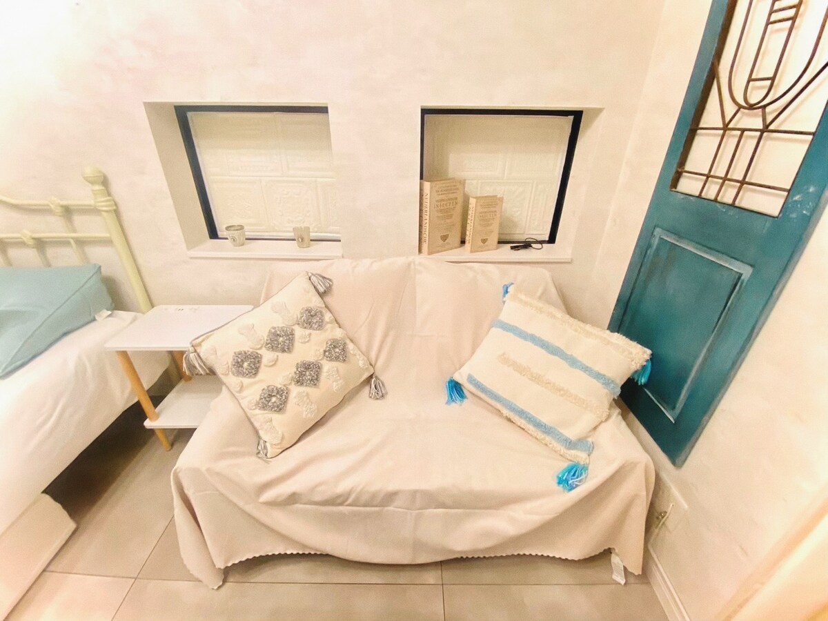 2名様までくつろげるソファーです。
Na tejto pohovke sa pohodlne uložia až dve osoby.