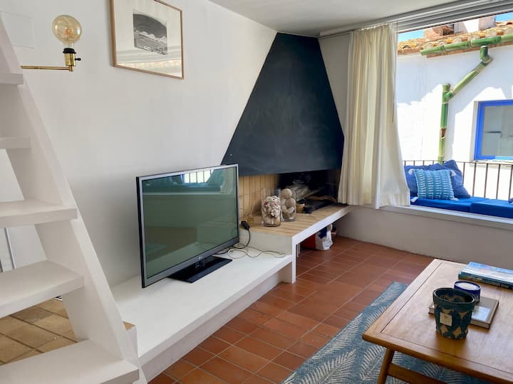 Maison Typique Au Bord De L'eau Vue Mer Et Eglise. - Cadaqués