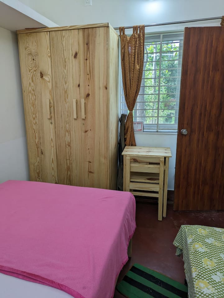 Lit de chambre, armoire, travail sur chaise de table de la ferme