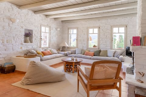 Top performing Airbnb: Danaé's house: "Waterfront" in Δήμος Κέας