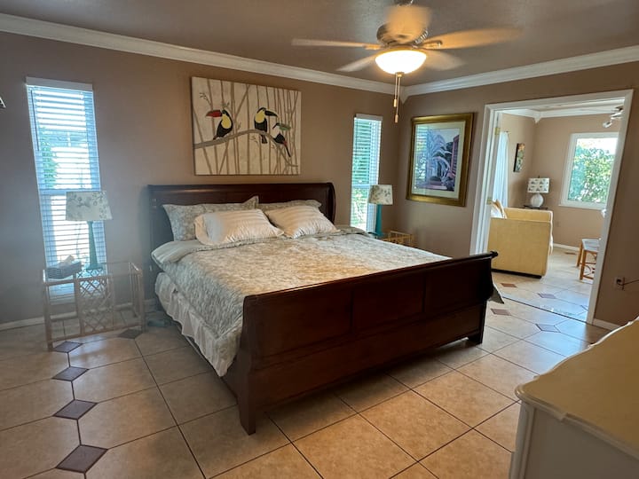 La suite principal incluye una cama tamaño king, vestidor, vestidor, baño privado y solárium contiguo con vistas al lago. Se proporciona secador de pelo en cada baño. También se incluyen jabón, papel higiénico, pañuelos faciales, champú y acondicionador