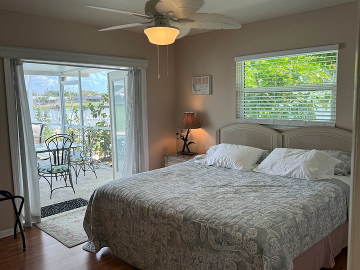 La suite de invitados también cuenta con una cama tamaño king y baño privado.  Esta suite está separada del resto de la casa con una puerta corrediza de privacidad.  Cada habitación también ofrece un portaequipajes.