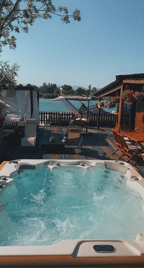 House with Jacuzzi 100m from beach