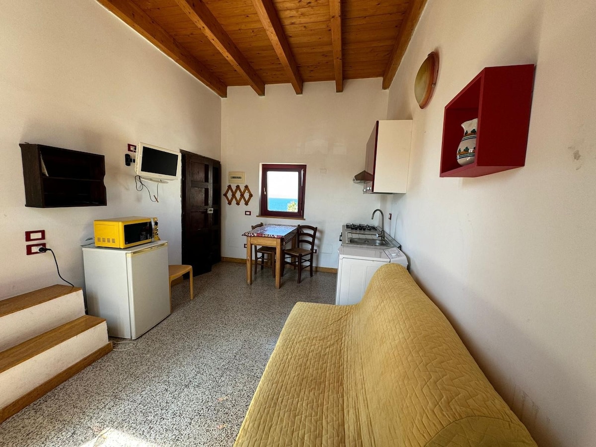 Annonce Airbnb populaire: Sea House Small- Holiday Home next Beach & center à Balestrate