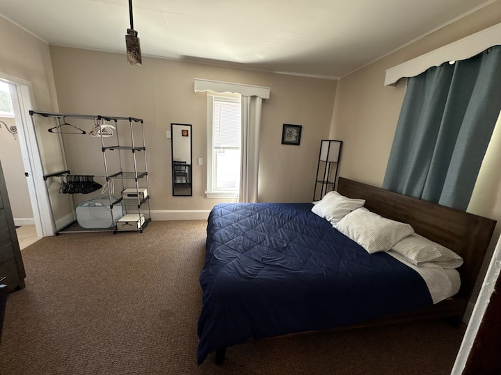 Chumba kikuu cha kulala kwenye ghorofa kuu na kitanda cha kifalme