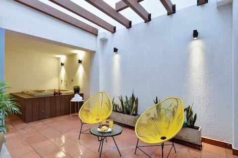 The Rock | Jacuzzi + 3BR | Walk Everywhere | B101