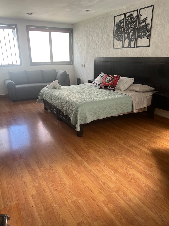 ห้องนอนใหญ่ (เตียงคิงไซส์)