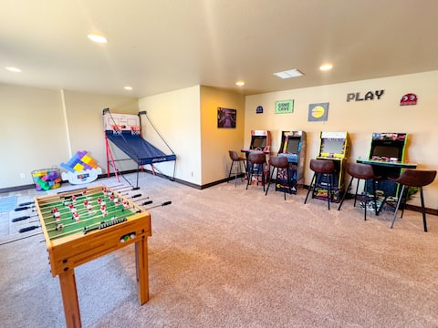 Hot Tub | Arcades | Bunk Room | Peaceful Retreat!