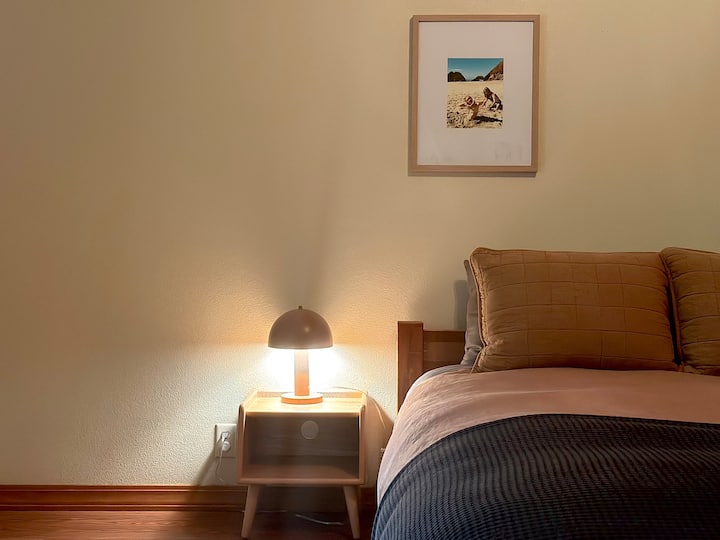 Táto izba má manželskú posteľ, pohovku, komodu, nástenné háčiky, elektrický nástenný ohrievač, stropný ventilátor, nočné stolíky, vešiak na oblečenie, držiak na batožinu. 