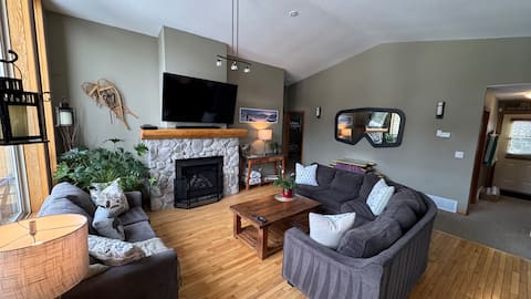 3BR/2BA Upper Chalet: Private Hot Tub with Views!