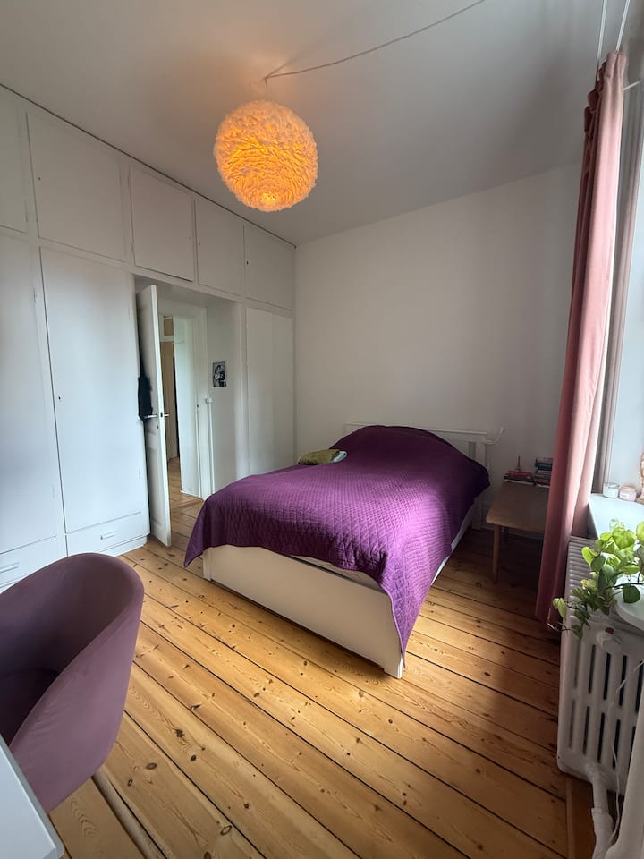 La habitación de mi hija adolescente con cama tamaño queen. 