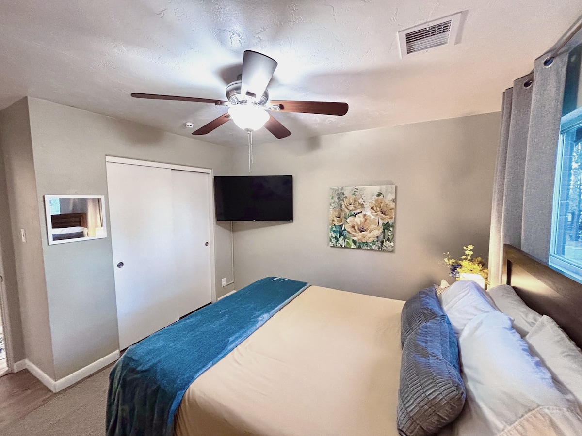 La habitación de las flores. Cama tamaño queen de espuma viscoelástica, TV 4K Roku, asientos adicionales, armario, portaequipajes, ventilador de techo, calentador de espacio, cortinas opacas, alfombra. 