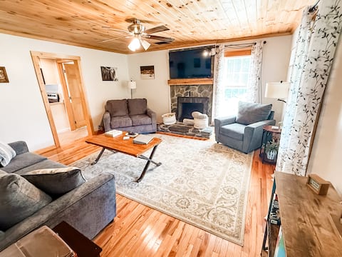 Near Grayson Highlands | Hot Tub & Creekside Fun