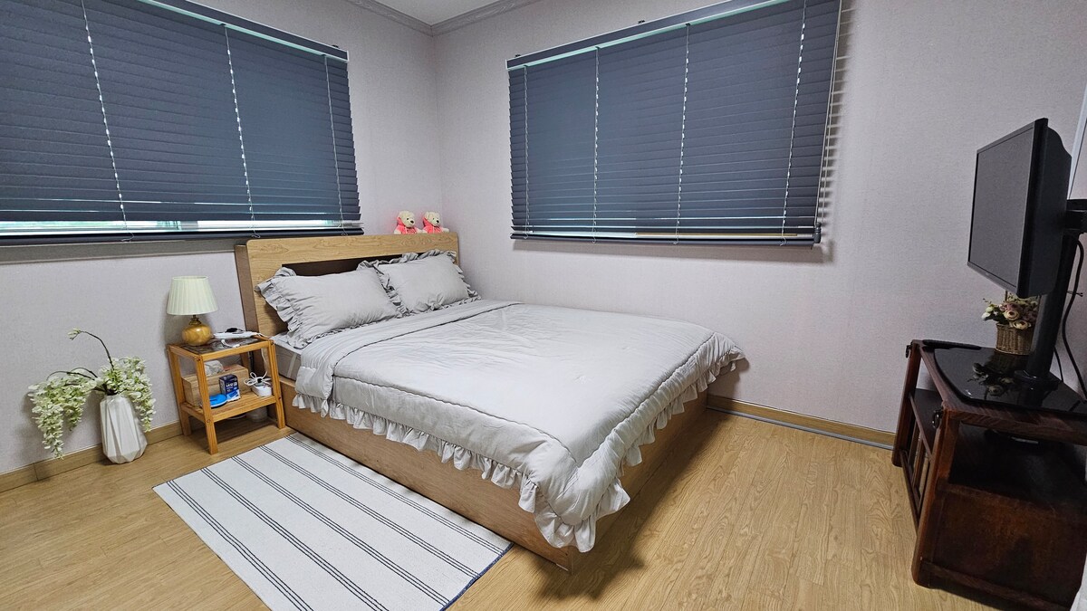 هذا هو إطلالة غرفة النوم في الطابق الثاني. تم تركيب تلفزيون 32 بوصة ومكيف هواء.