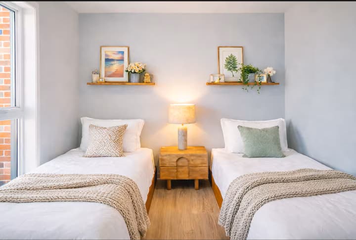 მომხიბვლელი ორადგილიანი საცხოვრებელი ორი დიდი ერთადგილიანი საწოლით (საწოლის ზომა არის იდეალური), რომელიც გთავაზობთ საკმარის სივრცესა და კომფორტს. რბილი თეთრეული, ხის თბილი დეტალები და დამამშვიდებელი ელემენტები იდეალურ გარემოს ქმნის მშვიდი ღამეებისა და დილებისთვის.