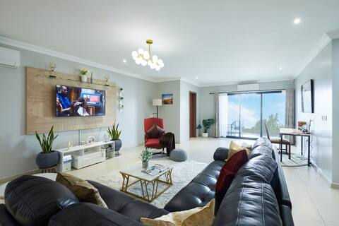 Luxe Penthouse |mins to airport|Fast Wifi|Pool+Gym