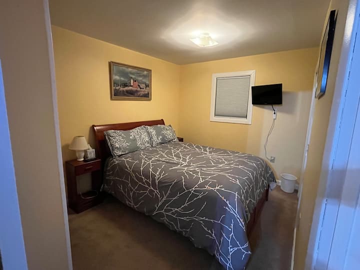 房源主楼卧室配有标准双人床