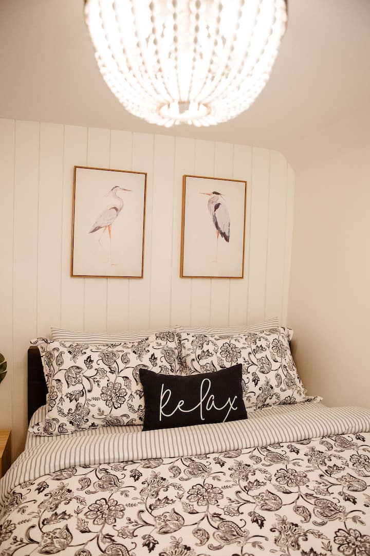 Teplý a príjemný priestor s jemnými pobrežnými tónmi, pohodlnou posteľnou bielizňou a relaxačnou výzdobou.Táto útulná hosťovská izba ponúka pokojné útočisko ideálne na oddych po dni strávenom objavovaním okolia.