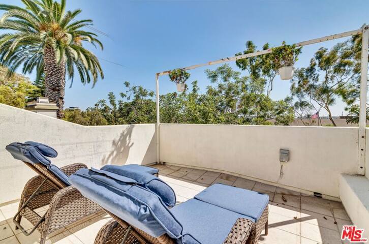 Canals, beach, marina vacation! gallery image 5