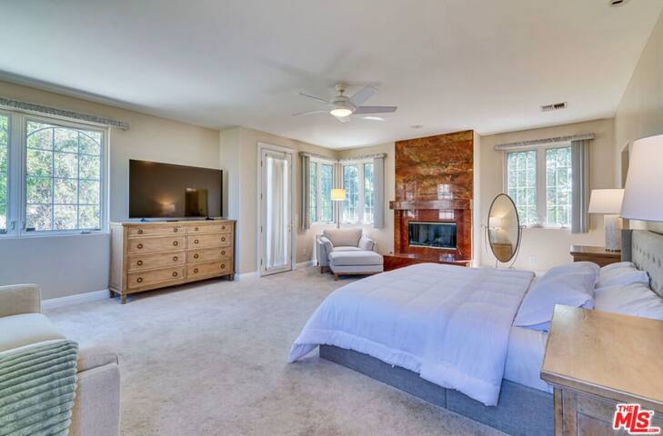 Canals, beach, marina vacation! gallery image 3