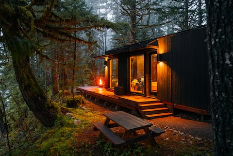 LUXE McKenzie River Tiny Haus | Whitewater Views!