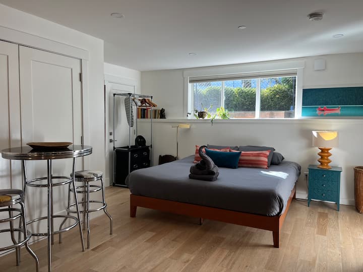 Commercial Drive Oasis - Rustic Guest Suite - Vancouver
