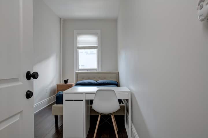 Comfy Bedroom In The Heart Of Queen Street W | Rm6 - Toronto