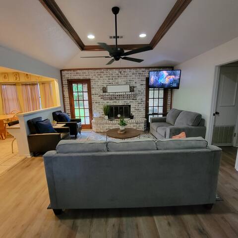 Pet friendly, no pet fees. 3bedrooms/2 full baths