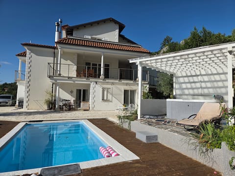 Apartment with heated pool, Jacuzzi, sea view