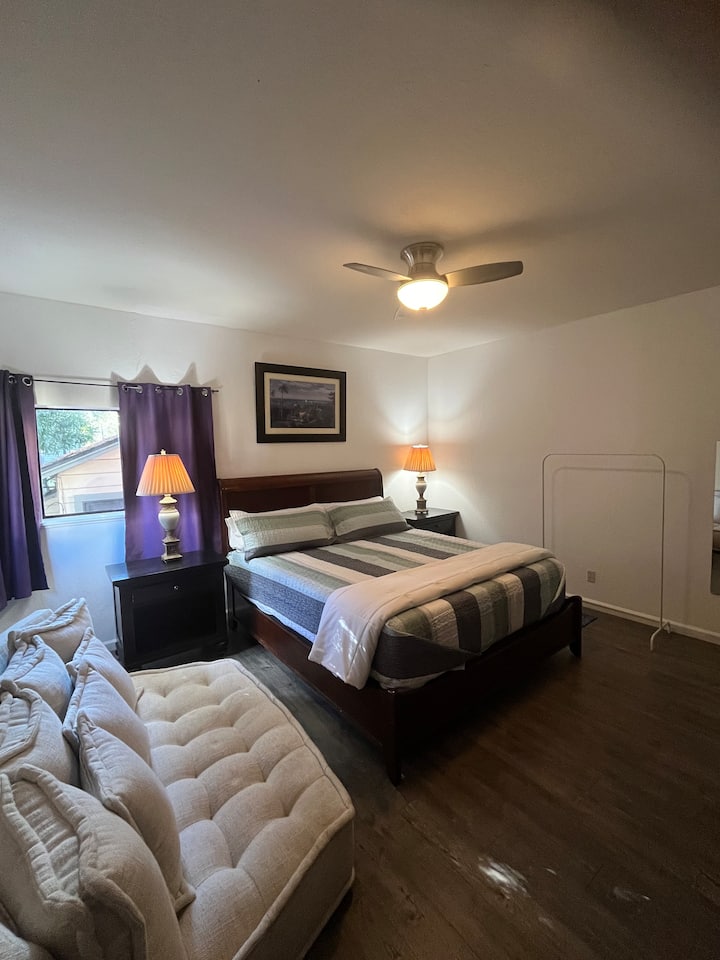 Chumba cha mgeni kilicho na kitanda na sofa aina ya King 