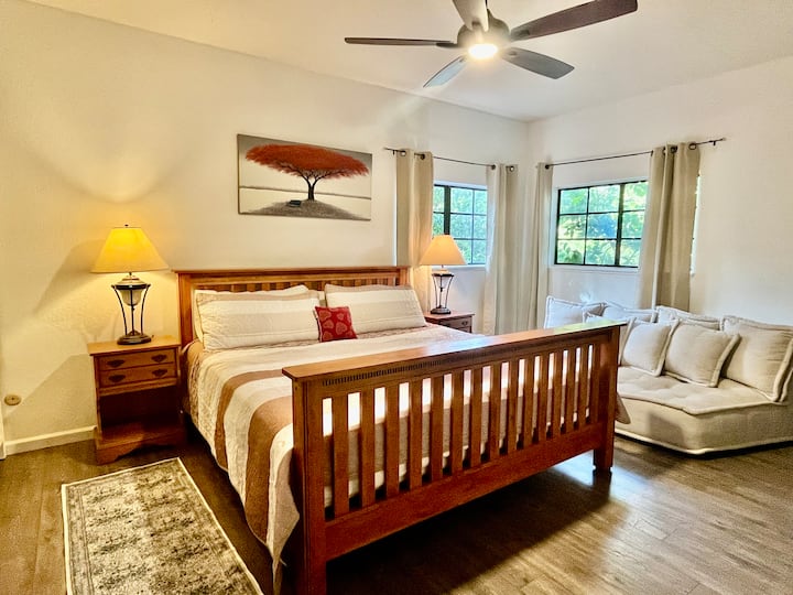 Chumba bora chenye kitanda aina ya King na kochi karibu na kabati na kabati la kujipambia