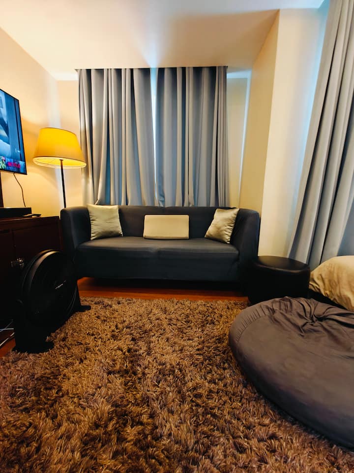 3-miestna pohovka v obývacej izbe so sedacím vakom a stoličkou na nadýchanom koberci pre vaše pohodlie