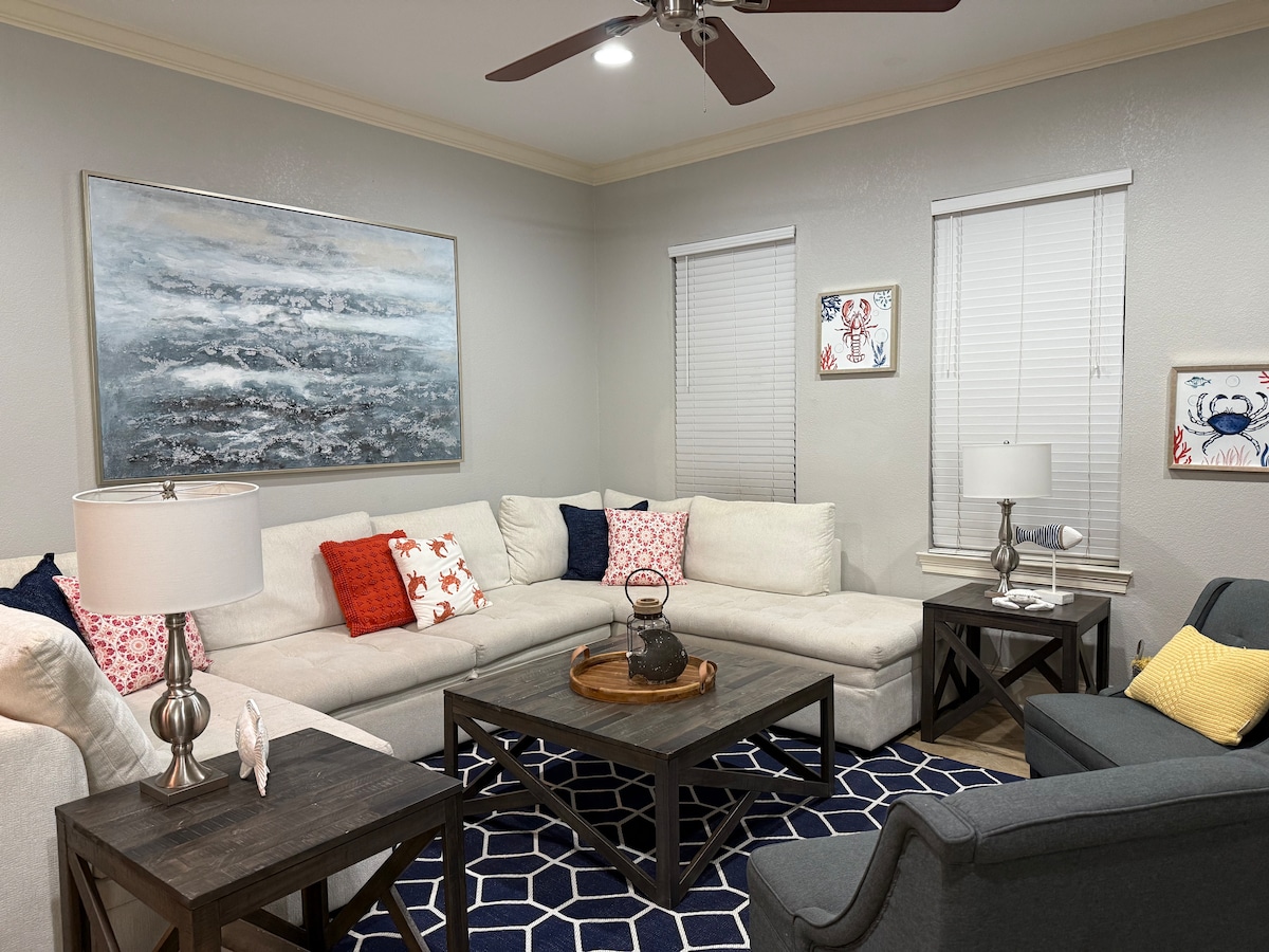 Პირველი სართულის მისაღები ოთახი საძინებლის დივნით 